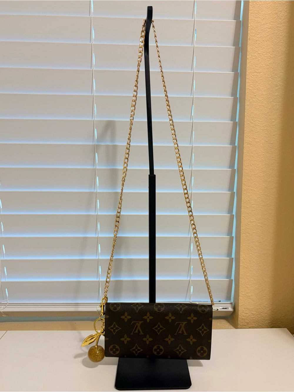 Louis Vuitton Brown Monogram Vintage Sara Chain Wallet Crossbody with Gold Charm - Picture 4 of 10